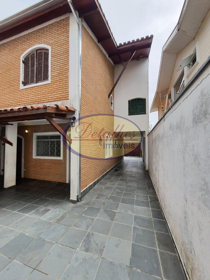 Casa à venda com 3 quartos, 228m² - Foto 2