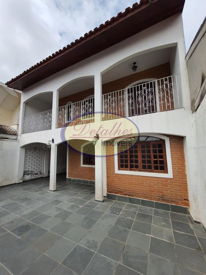 Casa à venda com 3 quartos, 228m² - Foto 1