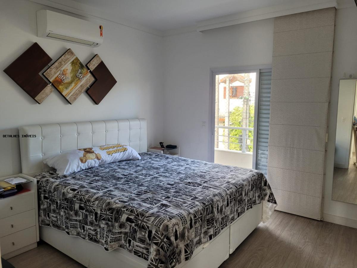 Casa à venda com 3 quartos, 210m² - Foto 1