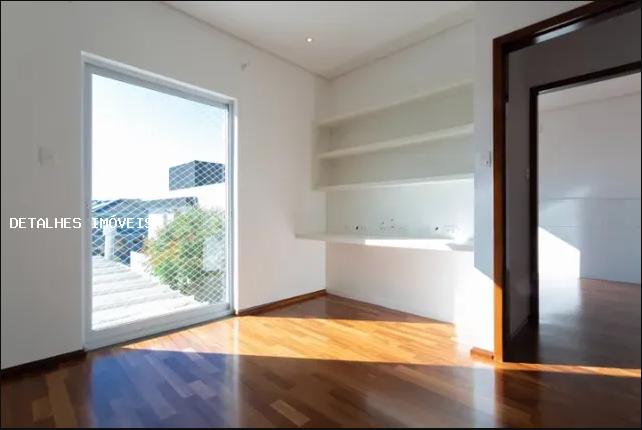 Casa à venda com 3 quartos, 225m² - Foto 2