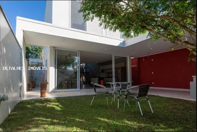 Casa à venda com 3 quartos, 225m² - Foto 1