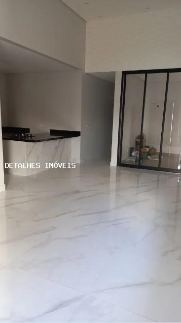 Casa à venda com 3 quartos, 150m² - Foto 1