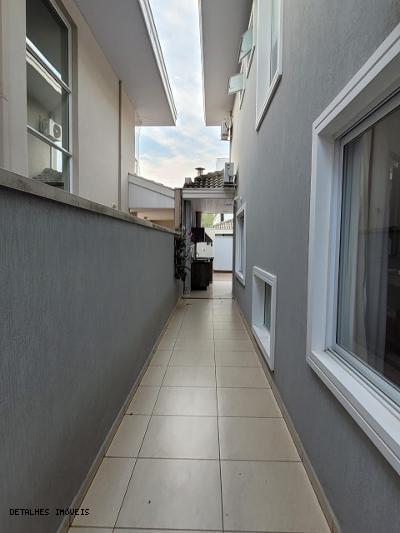 Casa de Condomínio à venda com 4 quartos, 250m² - Foto 1