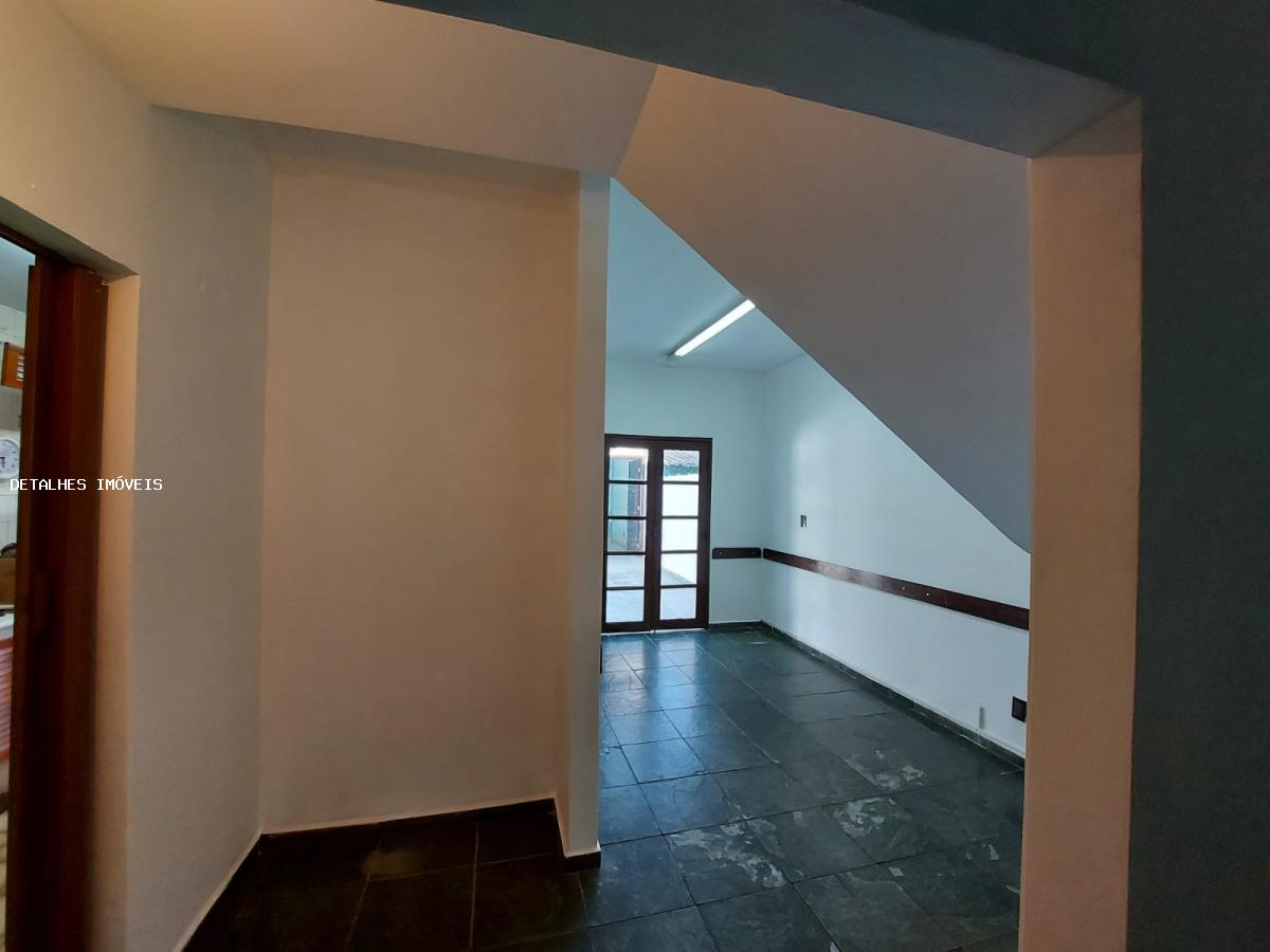 Casa para alugar com 3 quartos, 100m² - Foto 1