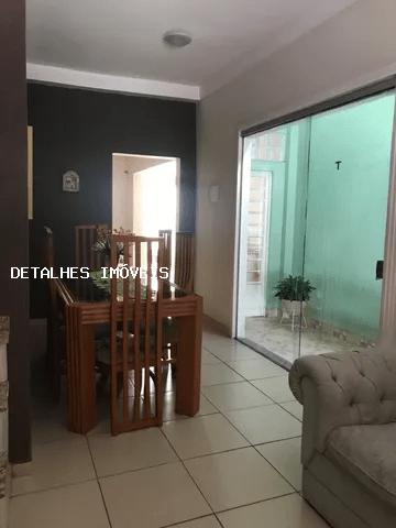 Casa à venda com 3 quartos, 130m² - Foto 2