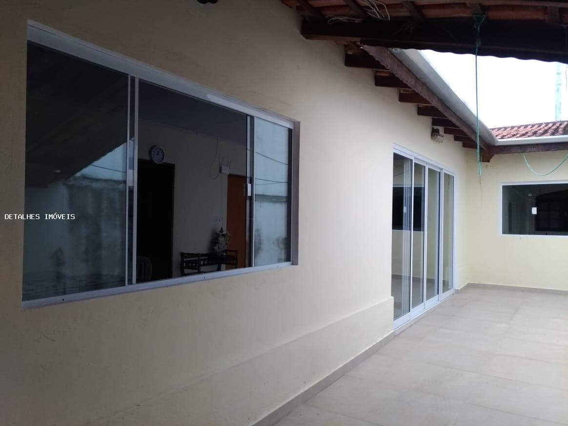 Casa à venda com 3 quartos, 211m² - Foto 2