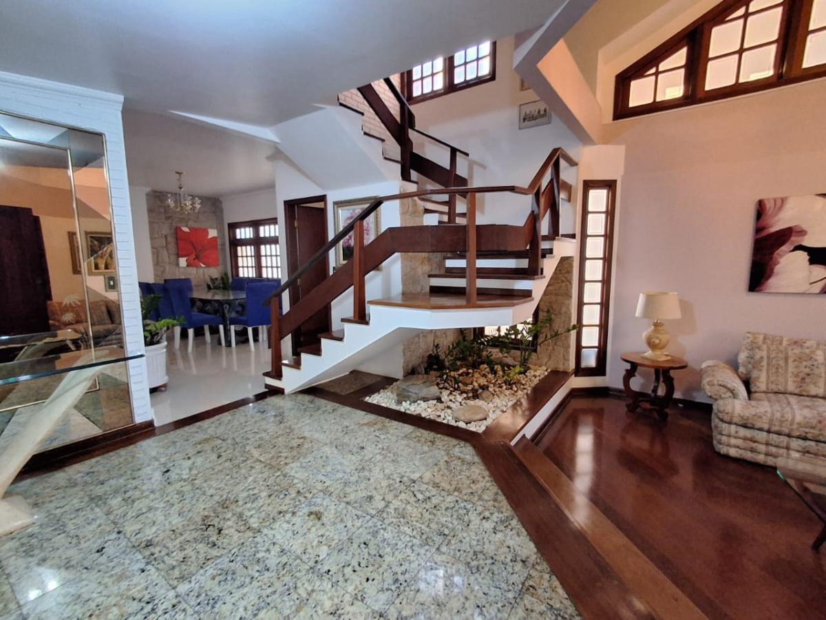 Casa para alugar com 3 quartos, 280m² - Foto 1