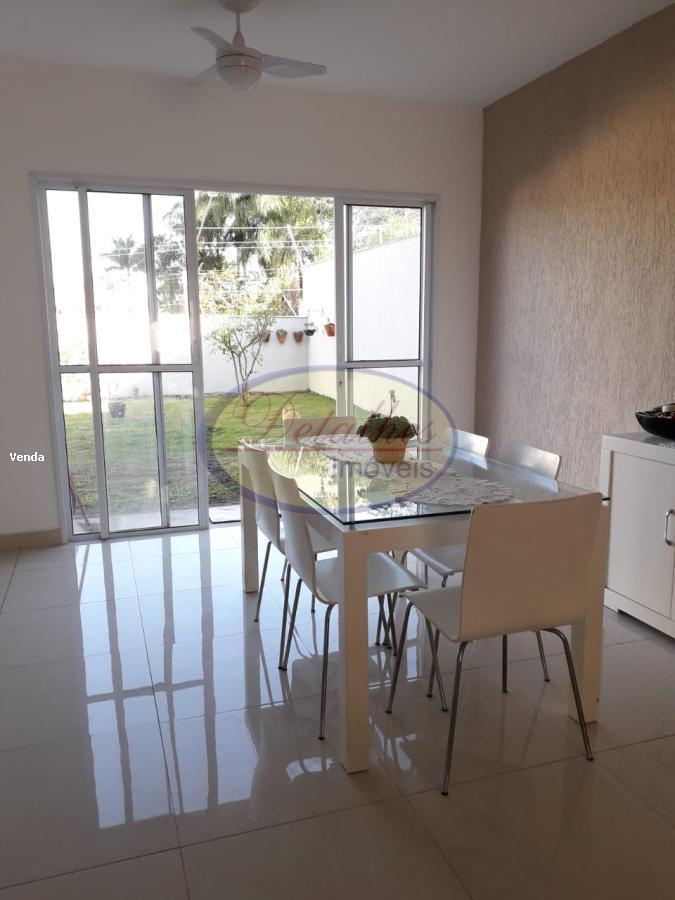 Casa de Condomínio à venda com 4 quartos, 136m² - Foto 1