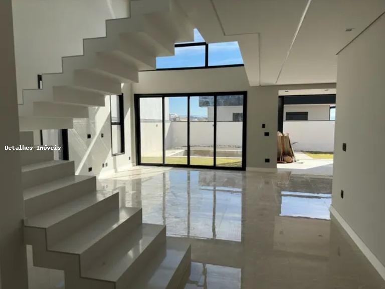 Casa de Condomínio à venda com 4 quartos, 283m² - Foto 3