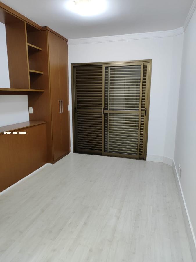 Apartamento para alugar com 4 quartos, 220m² - Foto 17