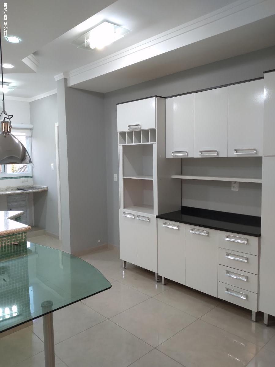 Casa para alugar com 5 quartos, 330m² - Foto 13